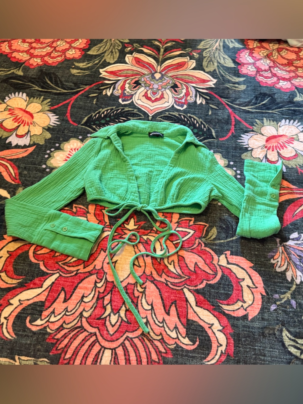 3/$25 💚 PrettyLittleThing Green Tie Front Crop Top Size 0 Y2K - Picture 4 of 5